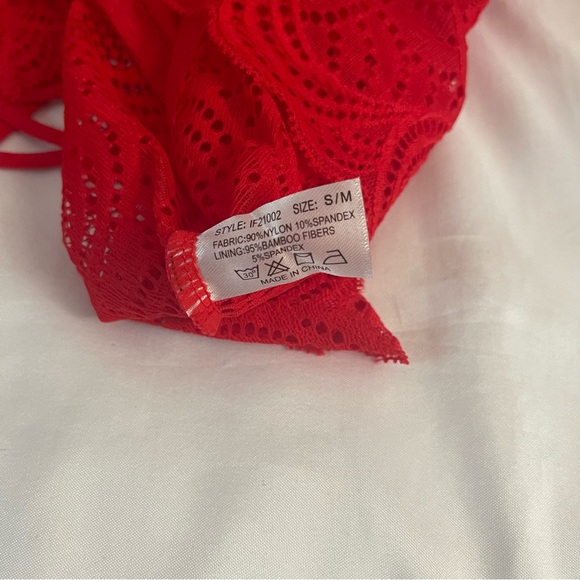 Red scalloped trims removable pads crisscross front Vneck lace bralette - Picture 8 of 10